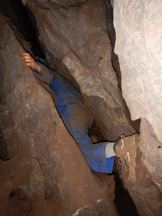 Pesquisadores escavando a Caverna Rising Star