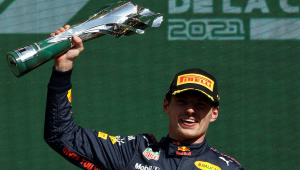 Verstappen ergue troféu e comemora vitória no GP do México de Fórmula 1