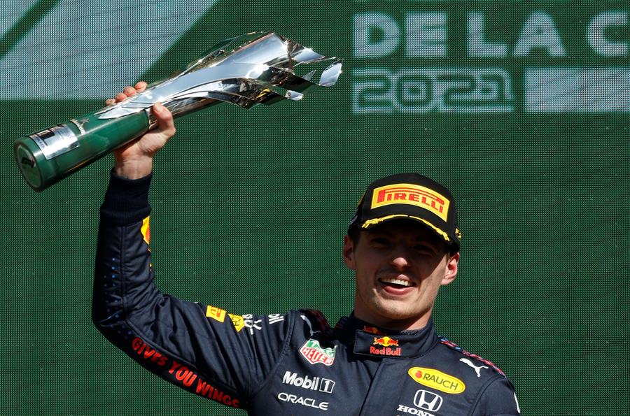 Verstappen ergue troféu e comemora vitória no GP do México de Fórmula 1