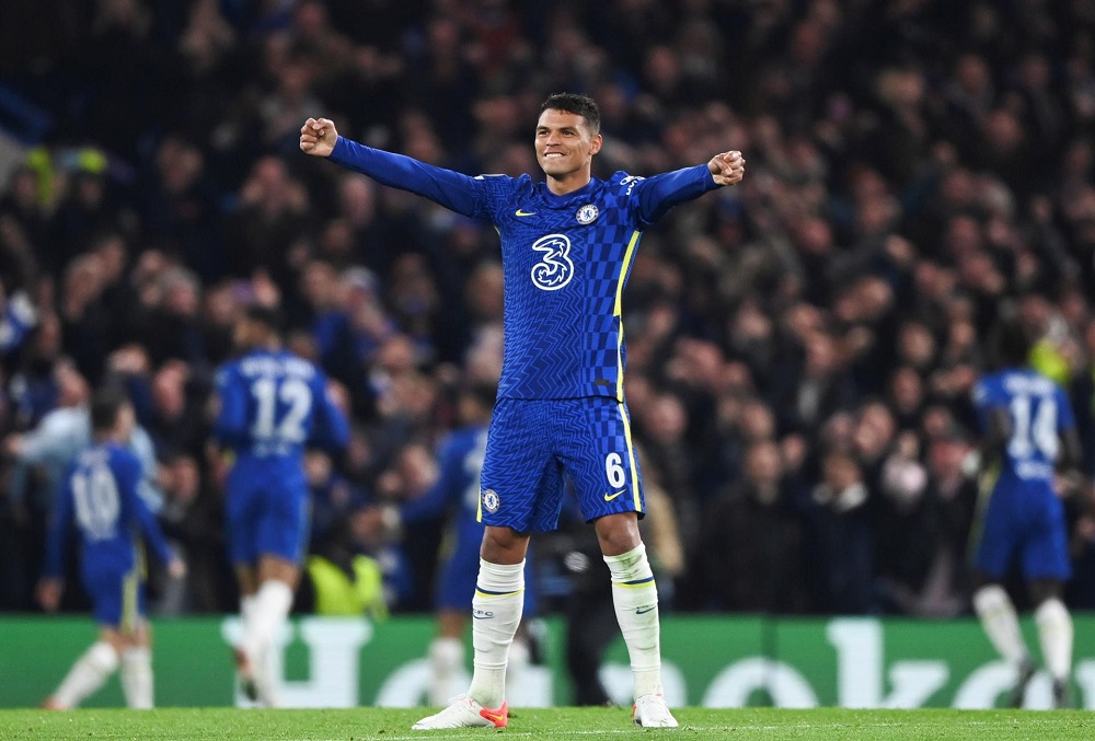 De braços abertos, com o uniforme azul do Chelsea, Thiago Silva celebra vitória do clube