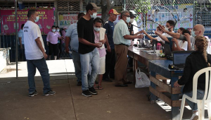 Cidadãos da Nicarágua esperando para votar nas eleições presidenciais