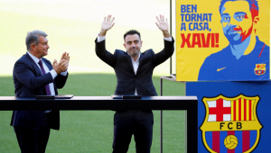 Xavi foi apresentando como novo reforço do Barcelona