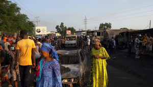 Pessoas andam perto de veículos carbonizados após explosão de caminhão-tanque em Freetown, capital de Serra Leoa