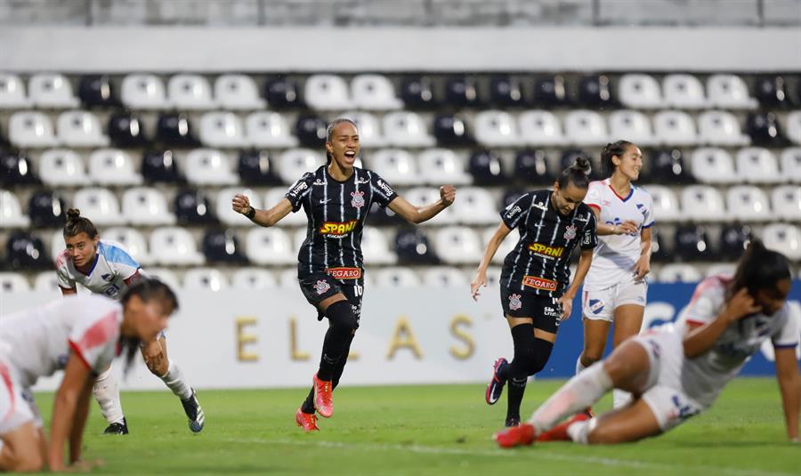 Adriana, do Corinthians, comemora gol na semifinal da Libertadores feminina