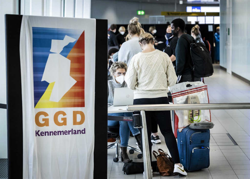 pessoas sendo testadas em aeroporto na holanda