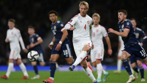Zagueiro Kjaer passa a bola em jogo da Dinamarca contra a Escócia