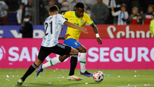 Vinícius Júnior tenta passar pela marcação de argentino em jogo das Eliminatórias Sul-Americanas