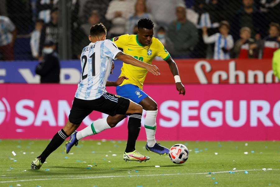 Vinícius Júnior tenta passar pela marcação de argentino em jogo das Eliminatórias Sul-Americanas