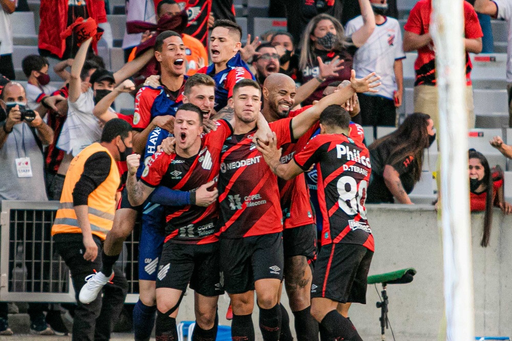 Jogadores do Athletico-PR comemoram o gol de Bissoli nos acréscimos