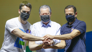 Eduardo Leite (esquerda), Arthur Virgílio (ao centro) e Doria (direita) durante as prévias do PSDB