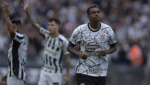 Jô marcou na vitória do Corinthians sobre o Santos
