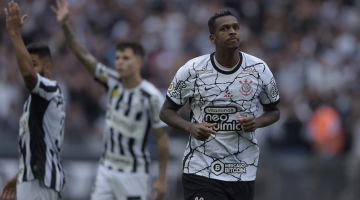 Jô marcou na vitória do Corinthians sobre o Santos