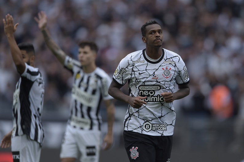 Jô marcou na vitória do Corinthians sobre o Santos