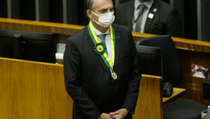 Presidente Jair Bolsonaro com a medalha de 'Mérito Legislativo' 2021 no pescoço