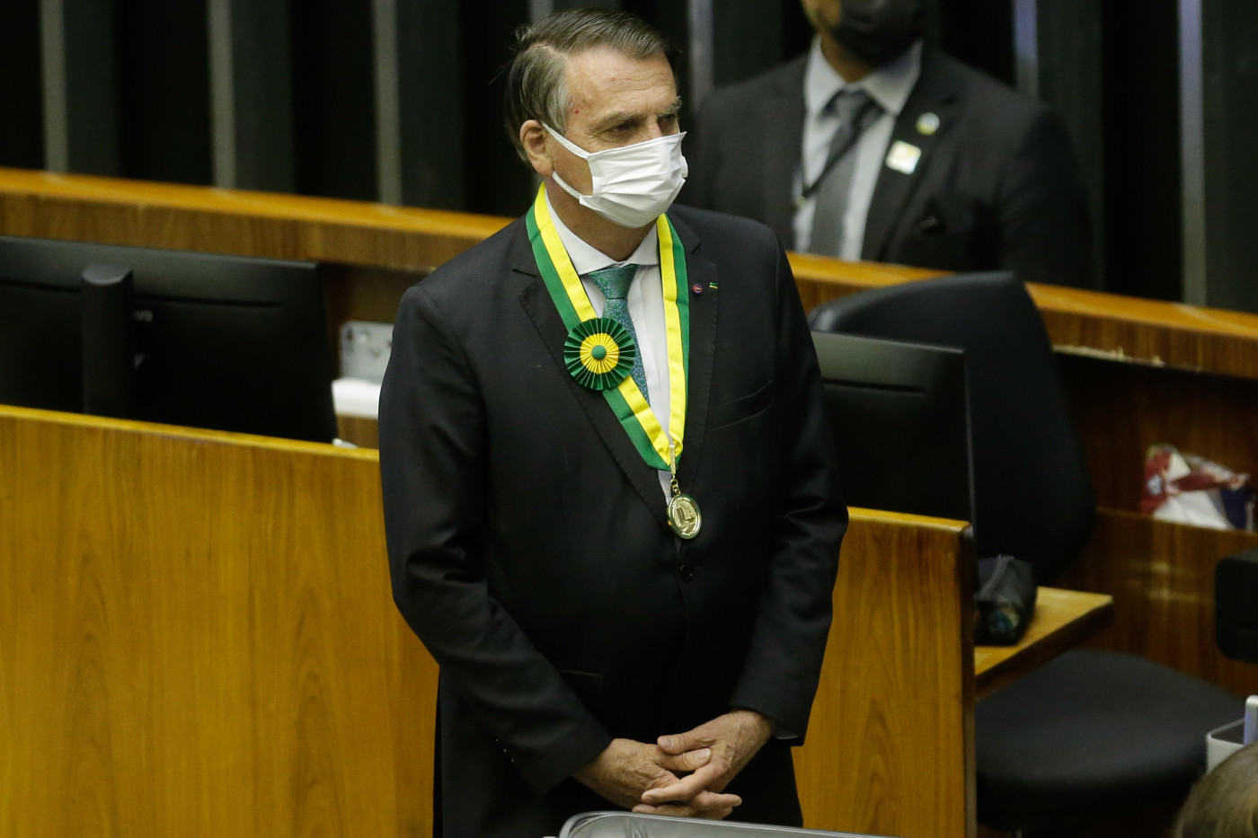Presidente Jair Bolsonaro com a medalha de 'Mérito Legislativo' 2021 no pescoço