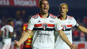 Jogadores do São Paulo comemoram gol