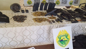Polícia Militar do Paraná mostra armas apreendidas em ação para evitar assalto a bancos na cidade de Três Barras do Paraná