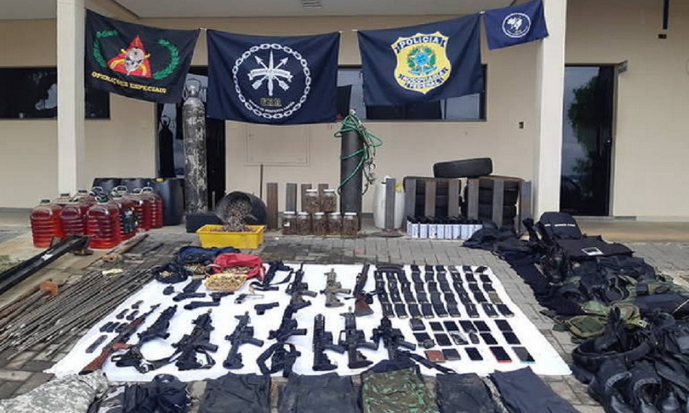 Arsenal encontrado por policiais militares em sítio de Varginha durante operação que deixou 26 mortos