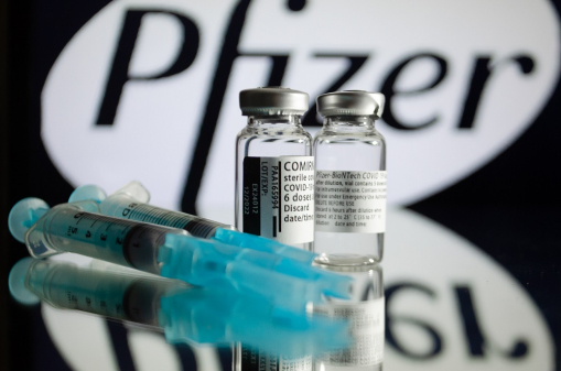 Três doses da vacina da Pfizer neutralizam variante Ômicron, diz estudo