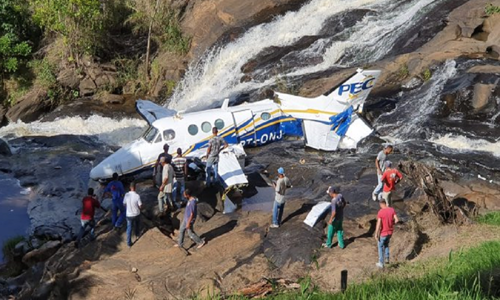 Avião da cantora Marília Mendonça cai em cachoeira no interior de Minas Gerais