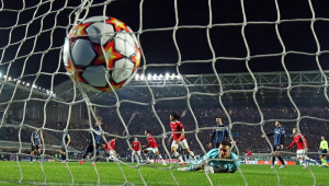 Bola balança a rede após chute de Cristiano, que comemora ao fundo com os companheiros, enquanto o goleiro da Atalanta, caído, olha para o gol,