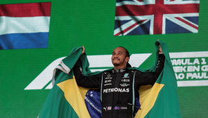 Hamilton festeja vitória do GP de São Paulo na temporada 2021 da Fórmula 1