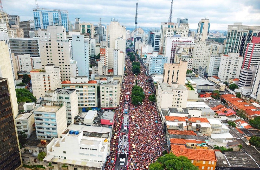 Vista por cima da rua da Consolação durante o desfile do bloco Baixo Augusta, com milhares de pessoas na via pública