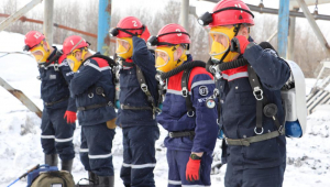 Quatro bombeiros se preparam para tentar resgatar vítimas de incêndio em mina de carvão na Sibéria