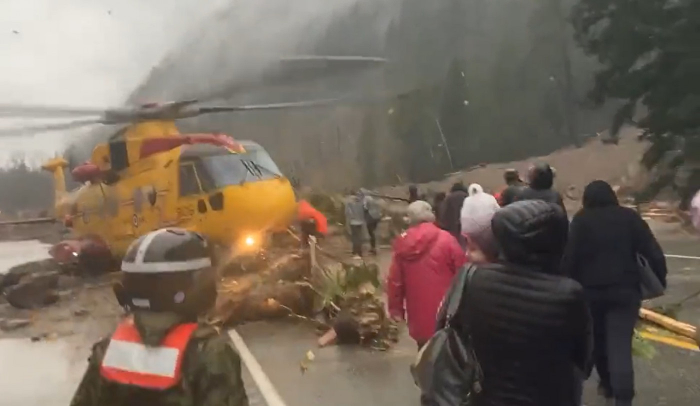 helicóptero resgatando pessoas na Columbia Britânica