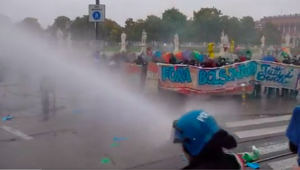 Polícia italiana joga água em manifestantes