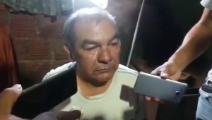 Homem sendo entrevistado e confessando à imprensa que matou a esposa, que, por sua vez, matou a filha do casal. em Pedro Juan Caballero