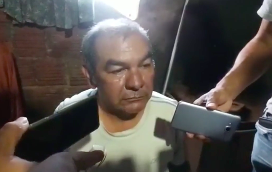 Homem sendo entrevistado e confessando à imprensa que matou a esposa, que, por sua vez, matou a filha do casal. em Pedro Juan Caballero