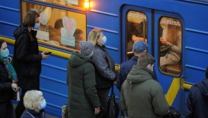 Pessoas com máscara entrando no metrô na Ucrânia