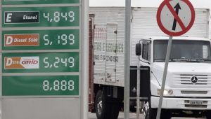 Caminhão próximo a placa que mostra preços de posto de combustível em Campinas (SP)