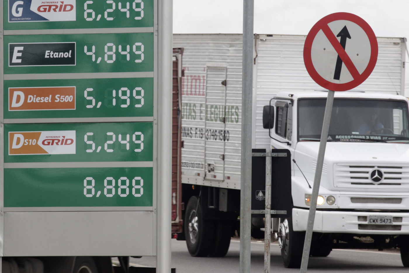 Caminhão próximo a placa que mostra preços de posto de combustível em Campinas (SP)