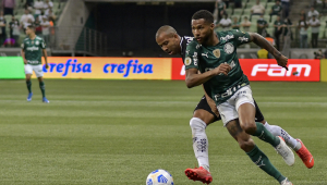 Wesley, do Palmeiras, e Mariano, do Atlético-MG, disputam a bola em partida do Campeonato Brasileiro