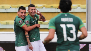 Jogadores bolivianos comemoram gol de Juan Arce contra o Uruguai nas Eliminatórias Sul-Americanas