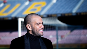 Daniel Alves durante apresentação em seu retorno ao Barcelona