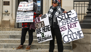 pessoas com placa 'legítima defesa não é crime' diante da corte em Wisconsin