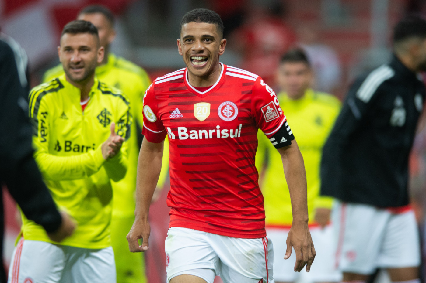 Taison celebra após fazer gol contra o Grêmio pelo Campeonato Brasileiro