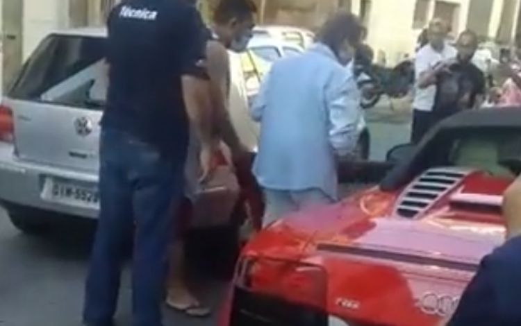 Roberto Carlos com o carro enguiçado na rua