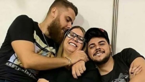 Zé Neto abraçado com Marília Mendonça e Cristiano ao lado