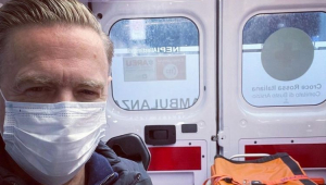 Bryan Adams em uma ambulância