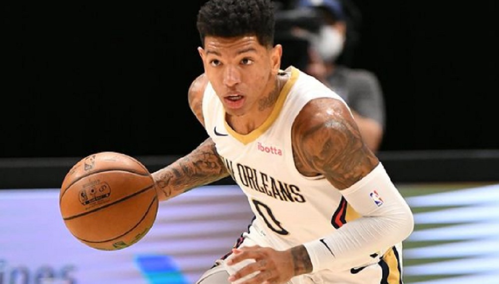 Didi Louzada, jogador brasileiro de basquete, conduz a bola em jogo do New Orleans Pelicans