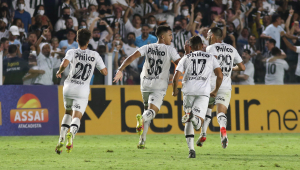 Jogadores do Santos comemoram vitória contra o Fortaleza, pelo Campeonato Brasileiro
