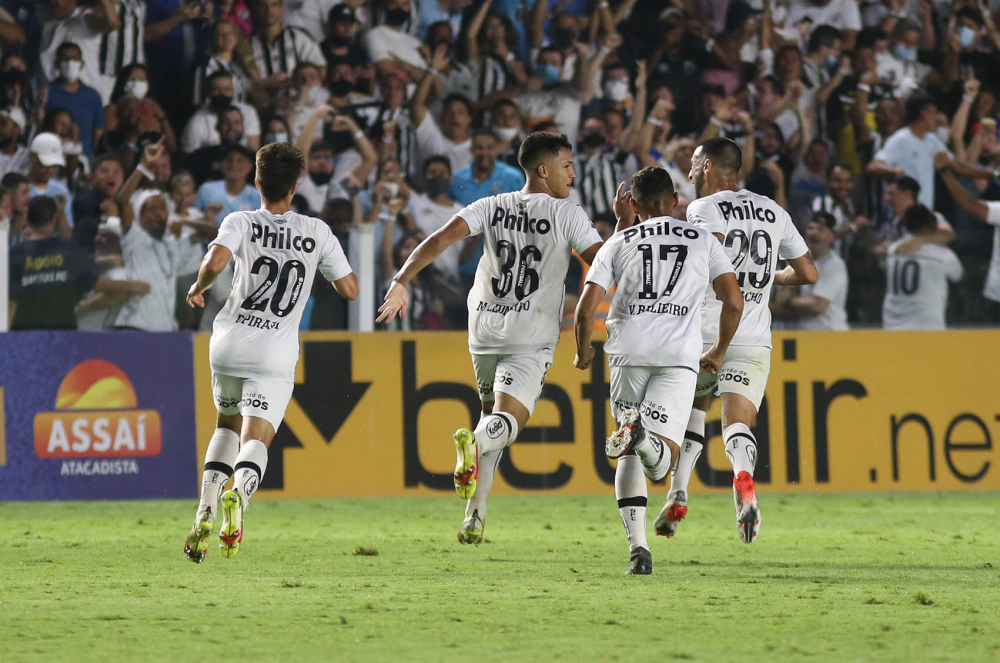 Jogadores do Santos comemoram vitória contra o Fortaleza, pelo Campeonato Brasileiro