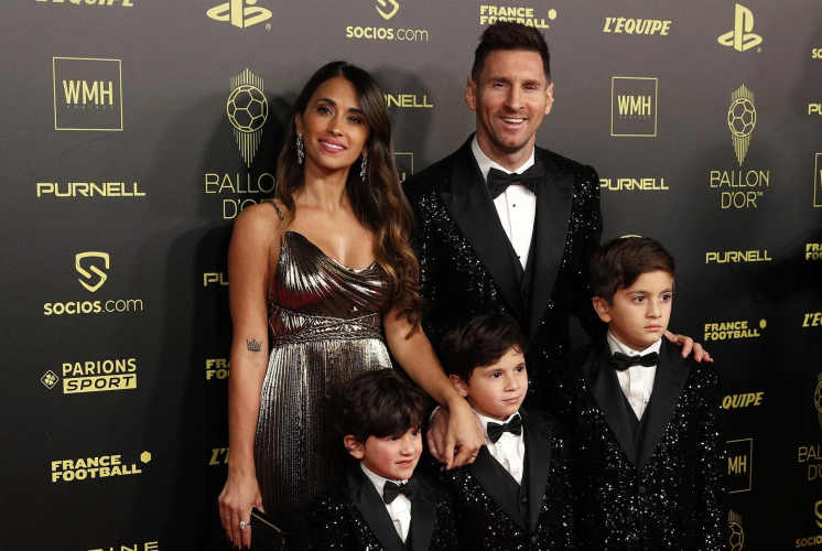 Lionel Messi ao lado de sua mulher e filhos na cerimônia do Bola de Ouro