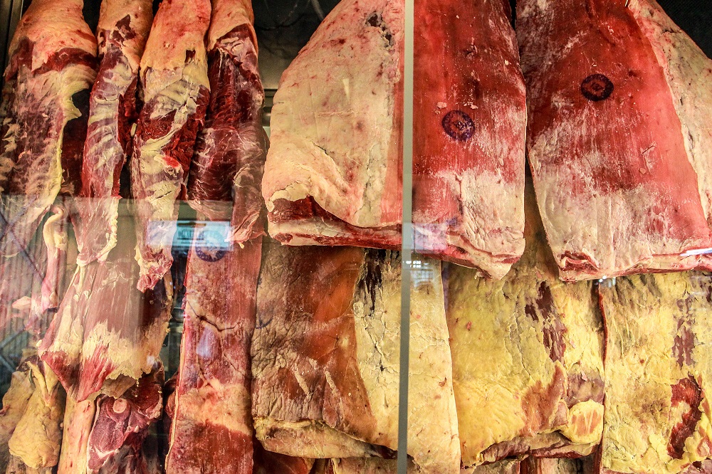 Pedaços de carne bovina expostos na vitrine de um açougue