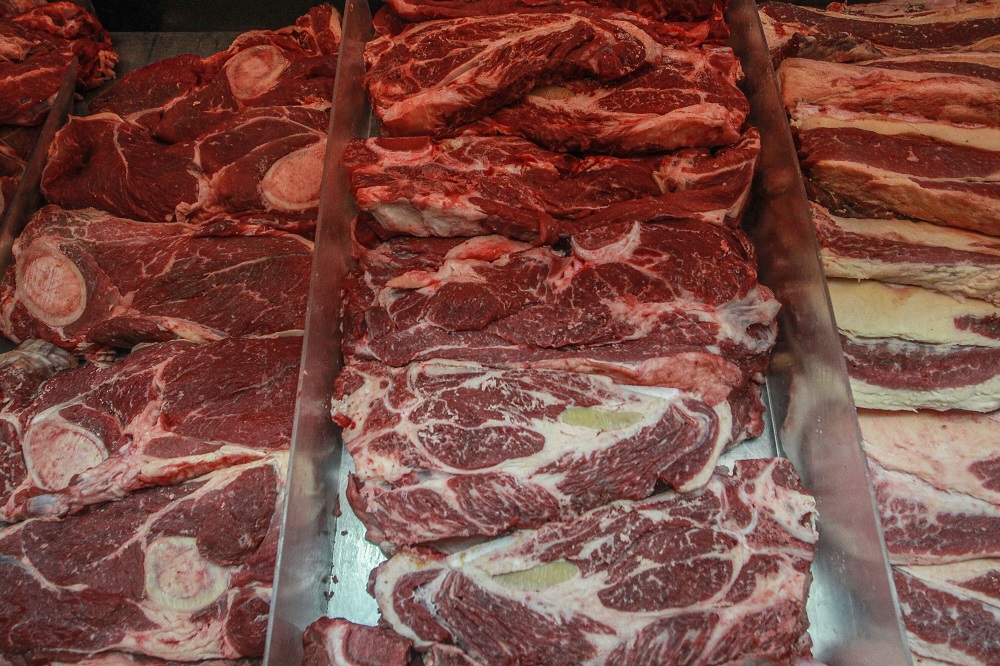 Pedaços de carne colocados em prateleiras em um açougue no Rio Grande do Sul