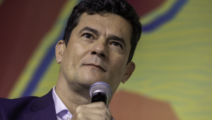 Ex-ministro da Justiça, Sergio Moro, fala em microfone